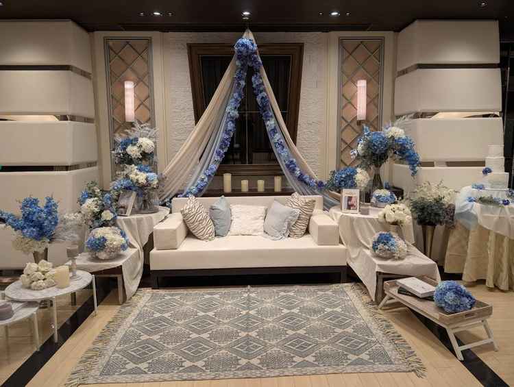 ニューヨークスイートの高砂。ソファスタイルでゲストとの距離感が近く、堅苦しくないパーティーに良い