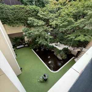 緑のある中庭。滝の音が心地よい。写真撮影などにも適したロケーション。