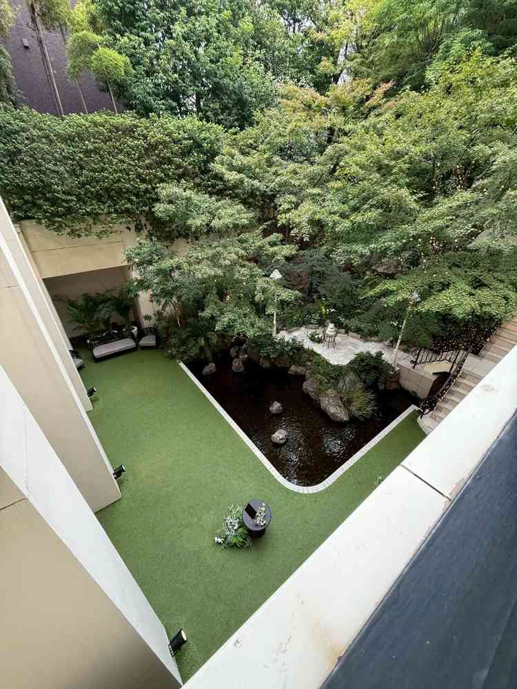 緑のある中庭。滝の音が心地よい。写真撮影などにも適したロケーション。