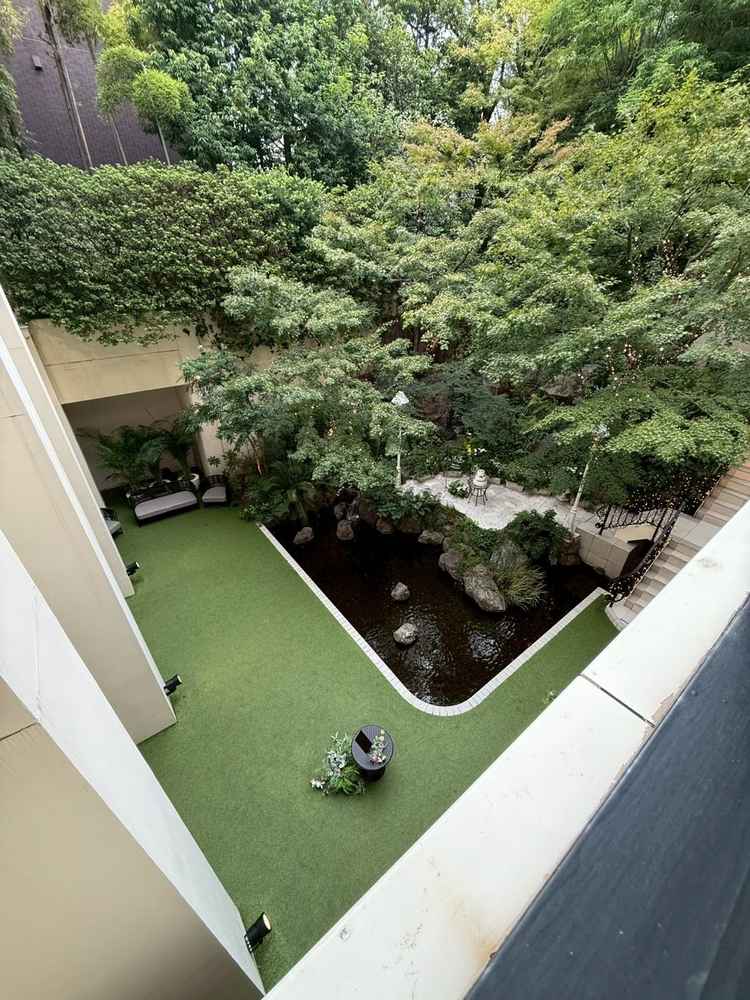 緑のある中庭。滝の音が心地よい。写真撮影などにも適したロケーション。