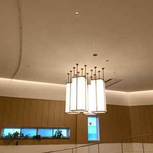 チャペル前のシャンデリア