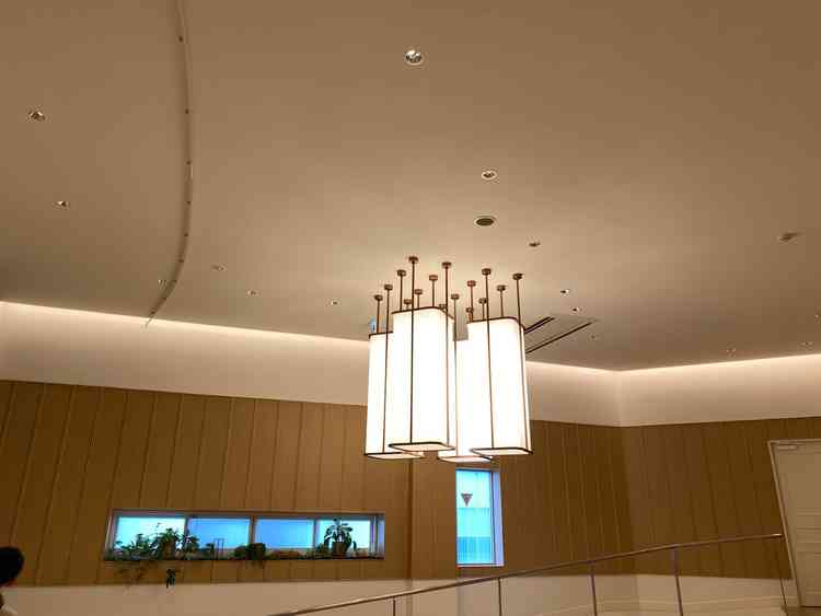 チャペル前のシャンデリア