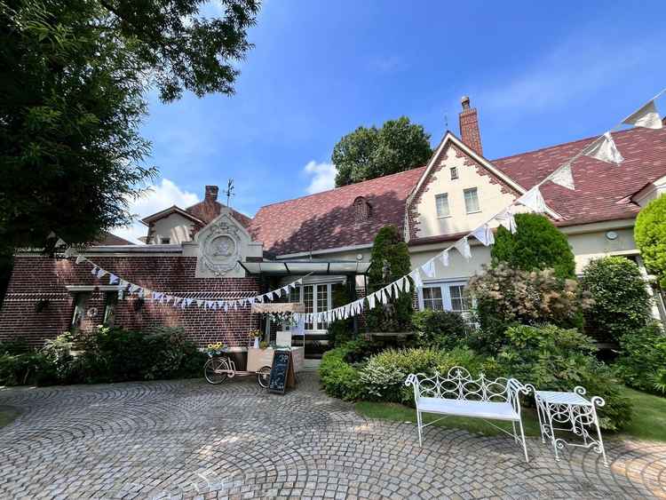 式場の外観の写真です。ところどころ木が生えていて、写真映えすると思いました。