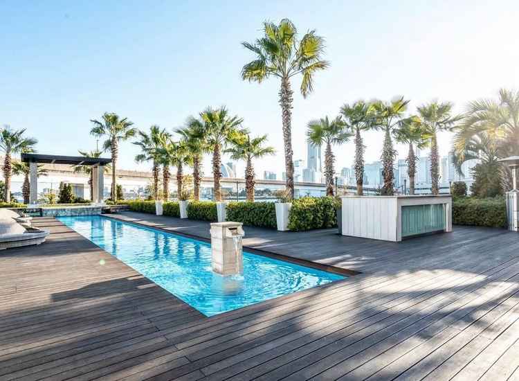 披露宴の外。ここでこういった演出などもできますと、沢山の提案していただきました。雨が心配に感じます。