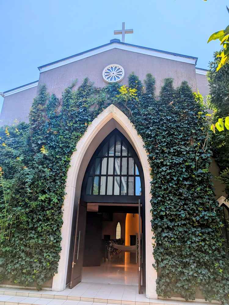 チャペルへの扉が開くとこんな感じ。挙式後、新郎新婦が笑顔で出てくるイメージが膨らむ。