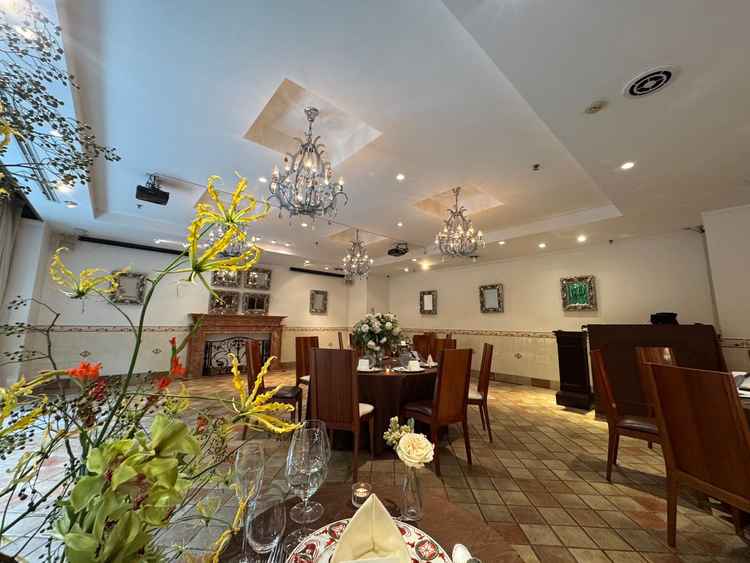 披露宴会場②茶色とベージュ基調で、落ち着いたクラシックな雰囲気。