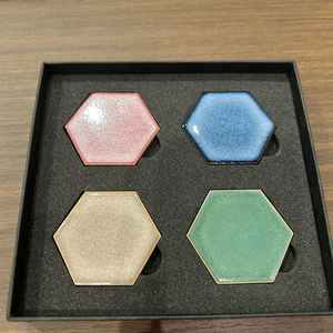 バージンロードに埋め込めるタイル。色によって意味が異なり、メッセージを書くことも可能とのこと。