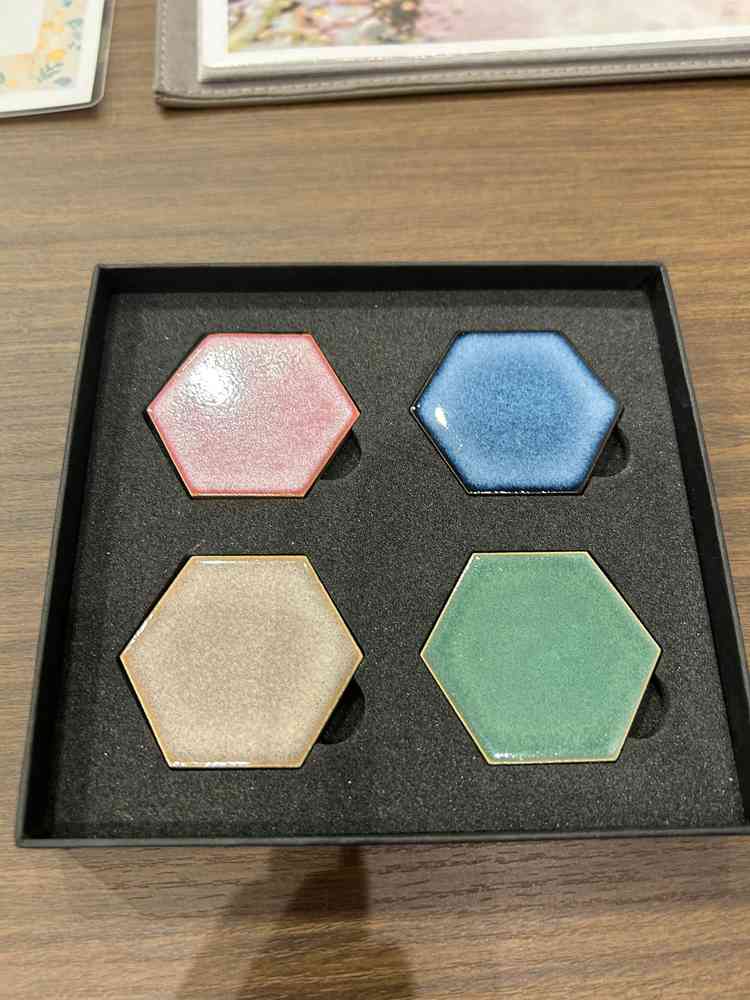 バージンロードに埋め込めるタイル。色によって意味が異なり、メッセージを書くことも可能とのこと。