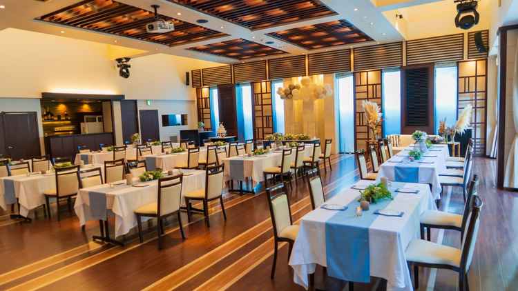 披露宴会場　丸テーブルでは無くあまり見ない雰囲気で良い