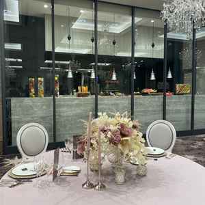 他の式場で見たことがない、披露宴会場にあるガラス張りのキッチン。出来立てをサーブしてくださるそう。