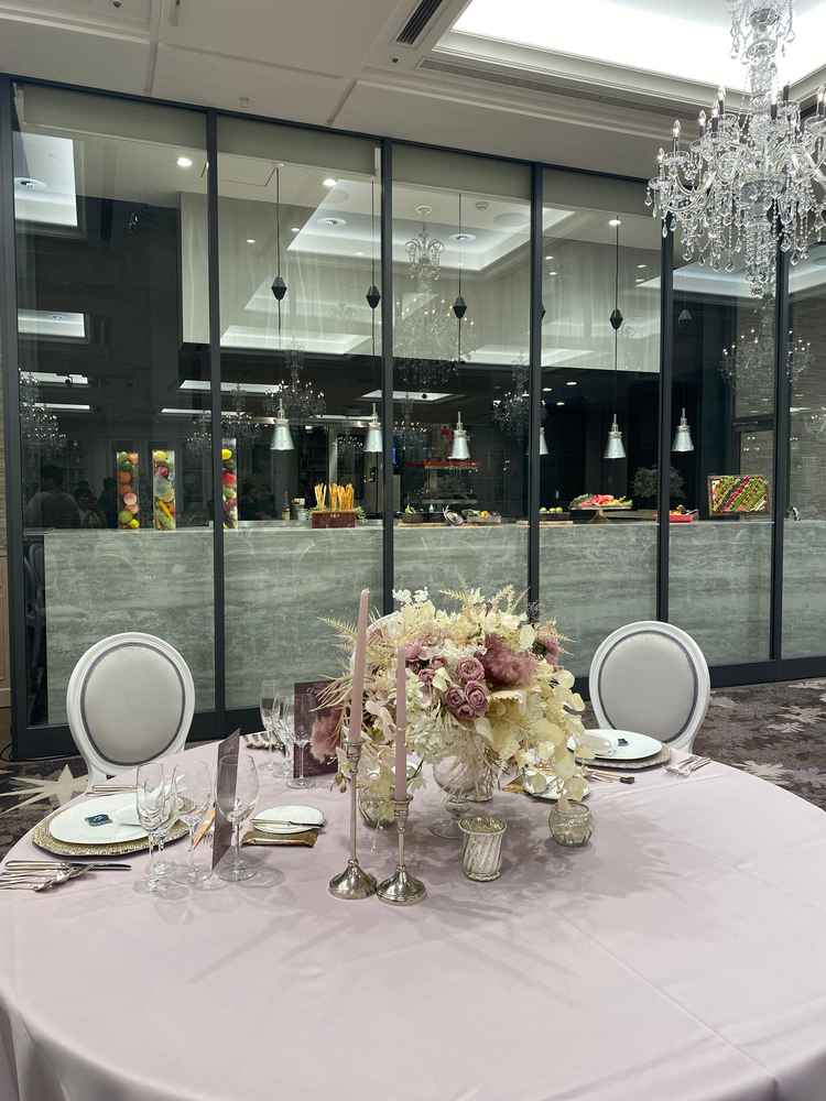 他の式場で見たことがない、披露宴会場にあるガラス張りのキッチン。出来立てをサーブしてくださるそう。