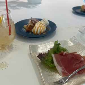 大きいフェアのタイミングだったので、ウェルカムパーティーの軽食も試食させていただけました