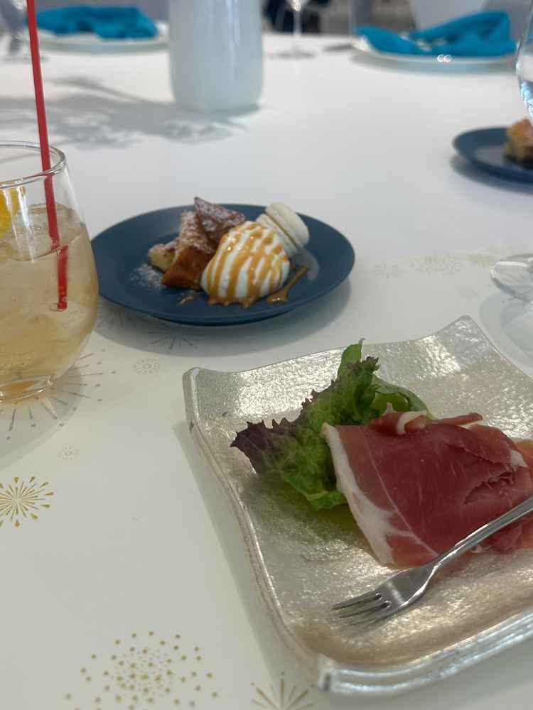 大きいフェアのタイミングだったので、ウェルカムパーティーの軽食も試食させていただけました