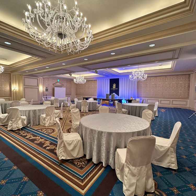 絨毯やシャンデリア、リッツカールトンのロゴで高級感あふれる披露宴会場でした。