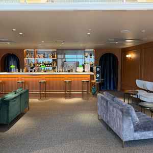 ゲストの待合室です。カウンターバーがあり良かったです。