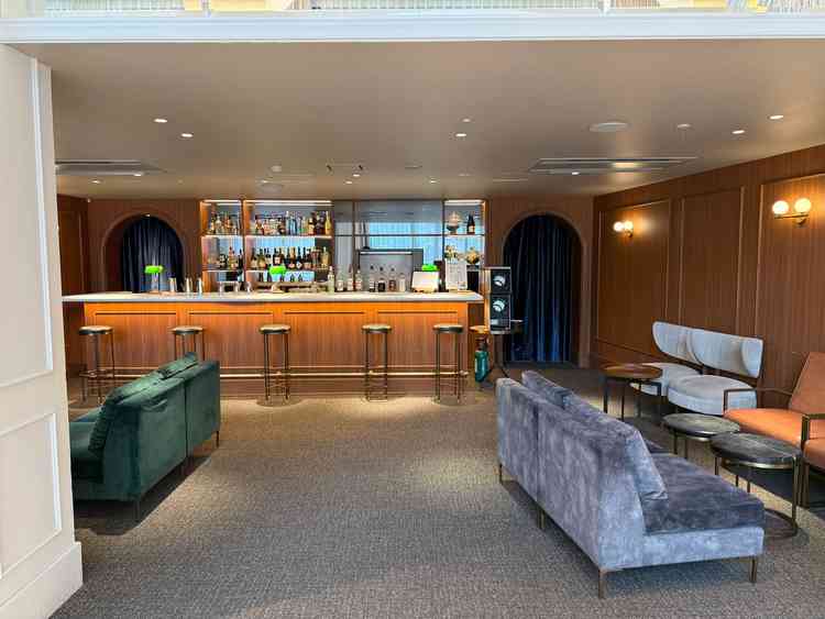 ゲストの待合室です。カウンターバーがあり良かったです。