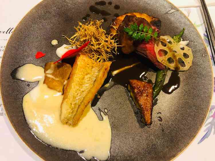 お箸で頂けるご説明をいただき、実際お箸で頂きました。丁寧なお料理、老若男女問わず愛される味です。