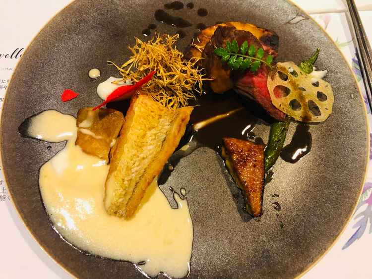 お箸で頂けるご説明をいただき、実際お箸で頂きました。丁寧なお料理、老若男女問わず愛される味です。