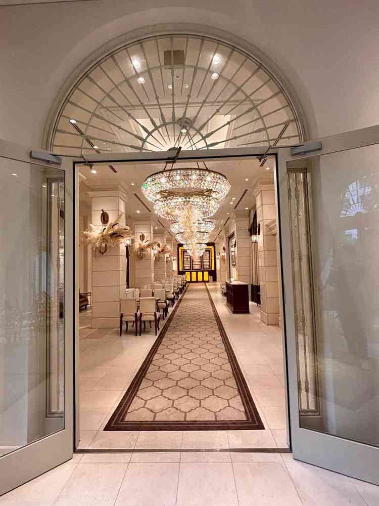 受付&談話室。新郎新婦は鏡の裏に入っていくと聞いてワクワクした