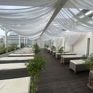 外のチャペルで開放感があり、明るく心地よい雰囲気でした。