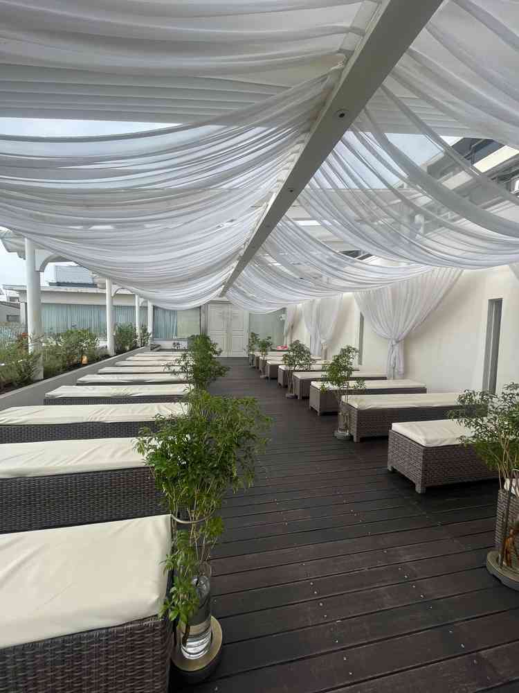 外のチャペルで開放感があり、明るく心地よい雰囲気でした。