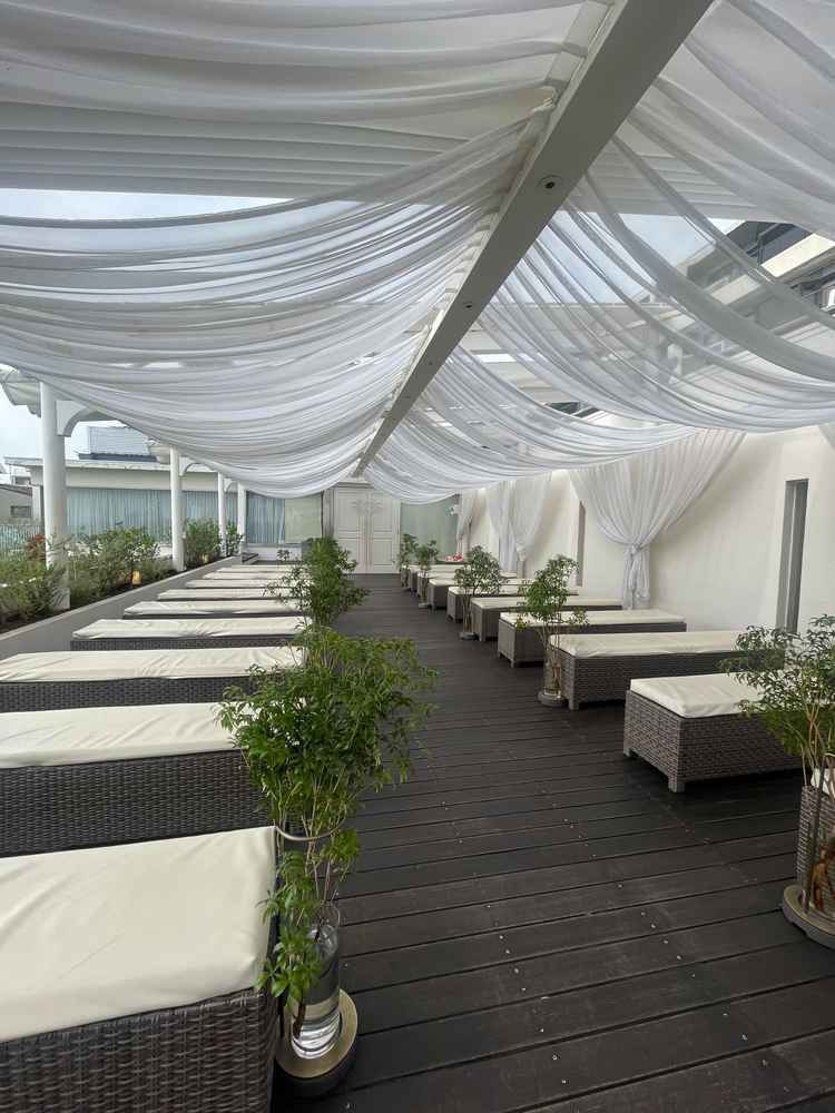 外のチャペルで開放感があり、明るく心地よい雰囲気でした。