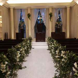 チャペルが白を基調としていてシンプルで洗練されていた。