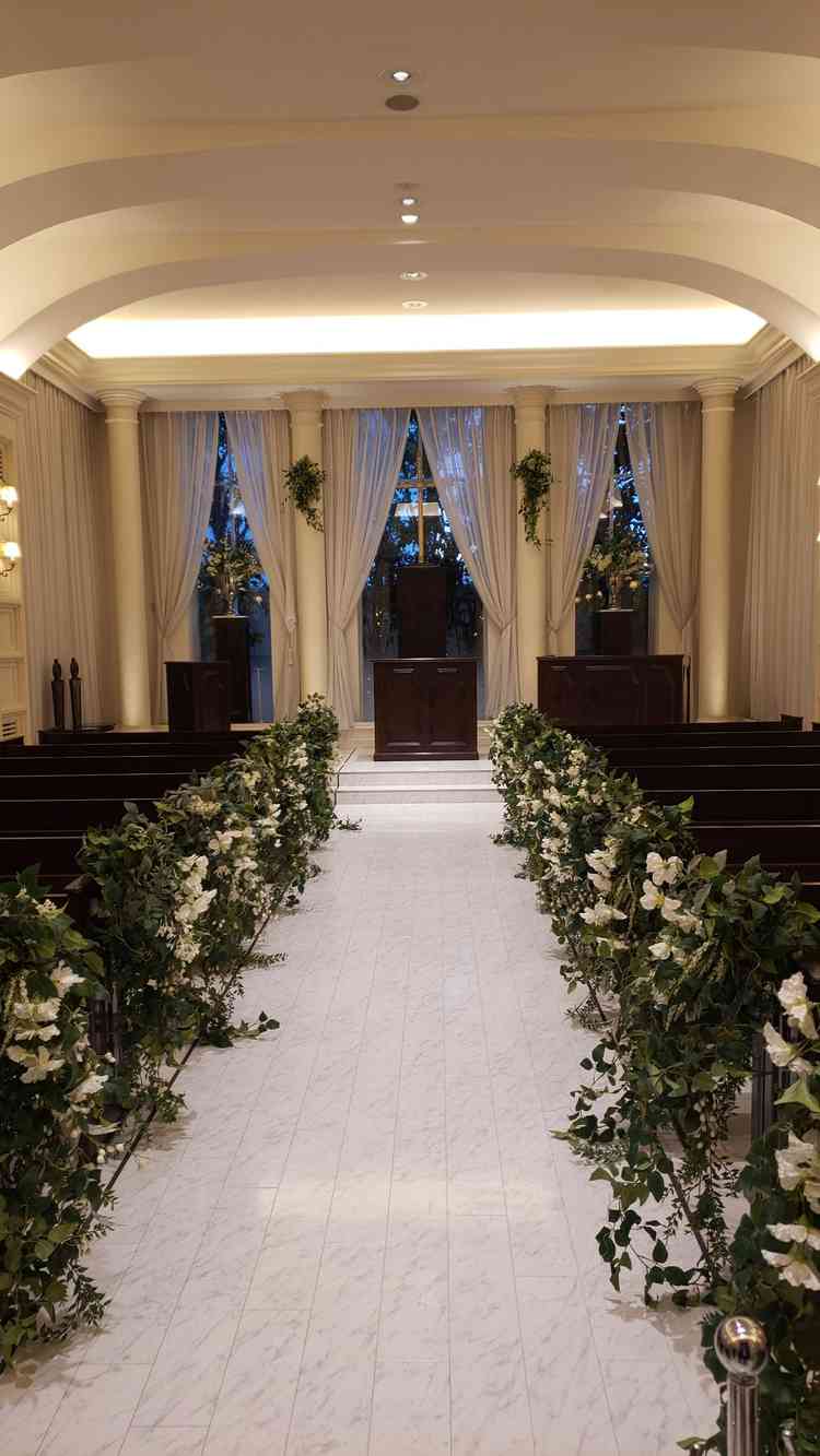 チャペルが白を基調としていてシンプルで洗練されていた。