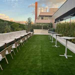 チャペルの外にあるガーデンテラス