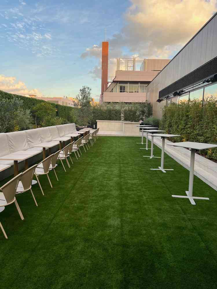 チャペルの外にあるガーデンテラス