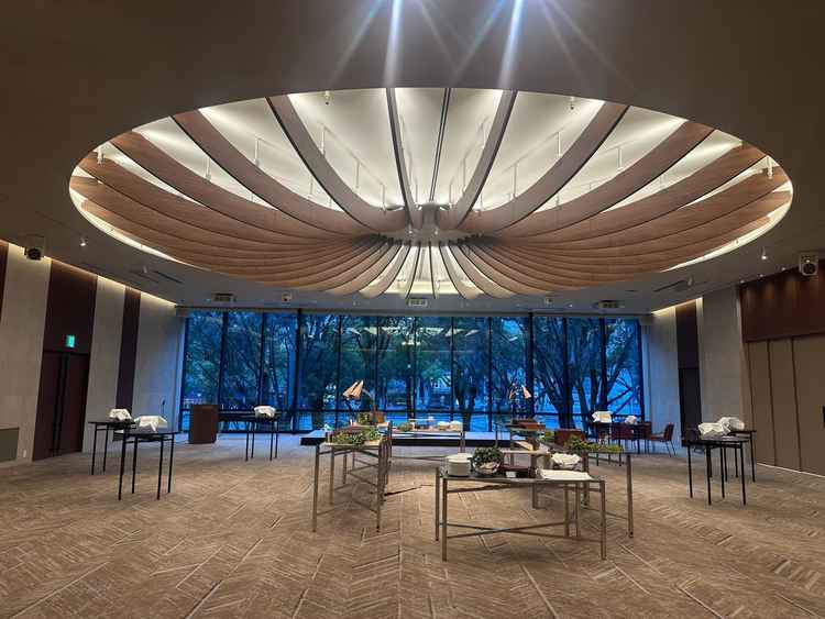 ベージュが主でバッグのグリーンが綺麗な披露宴会場でした。