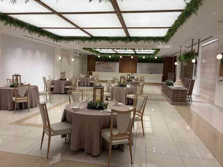 披露宴会場、オープンキッチンもありコンパクトにまとまっていた