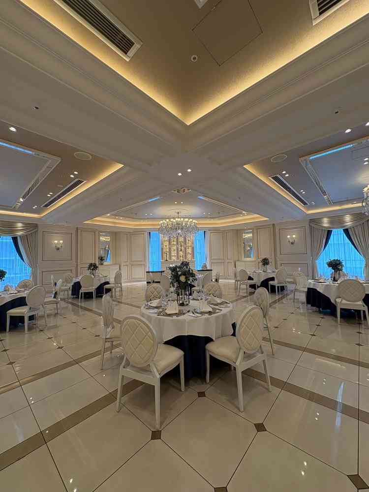 白を基調とした会場