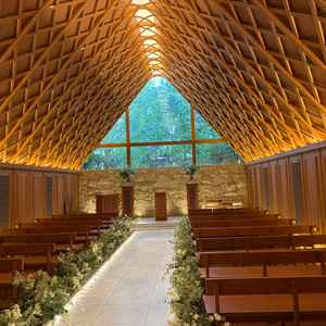 木目調のチャペルの写真。木目調で暖かみを感じました。