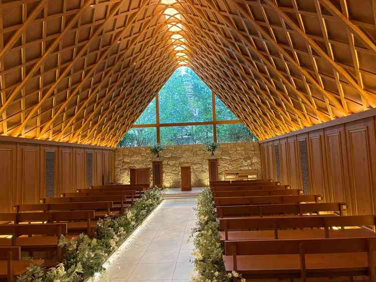 木目調のチャペルの写真。木目調で暖かみを感じました。