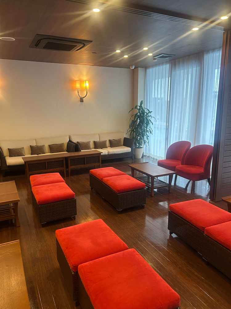 親族控室です。広々としており、真ん中で仕切りもできるため、用途に応じてアレンジもできます。