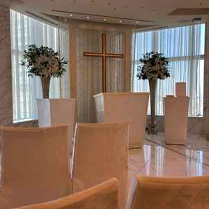 前の方から見たチャペルの写真です。後ろのカーテンは開けることも可能とのことです。