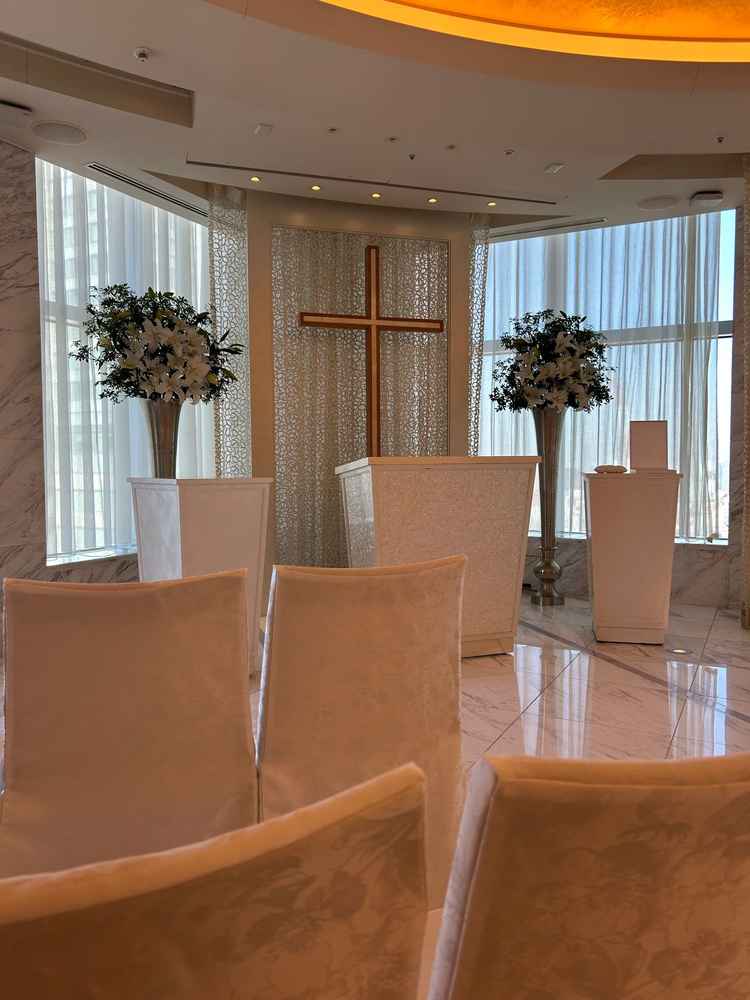 前の方から見たチャペルの写真です。後ろのカーテンは開けることも可能とのことです。