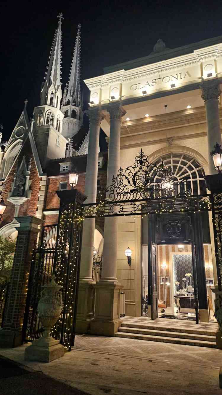 ライトアップされた正面入り口。とても雰囲気があります。