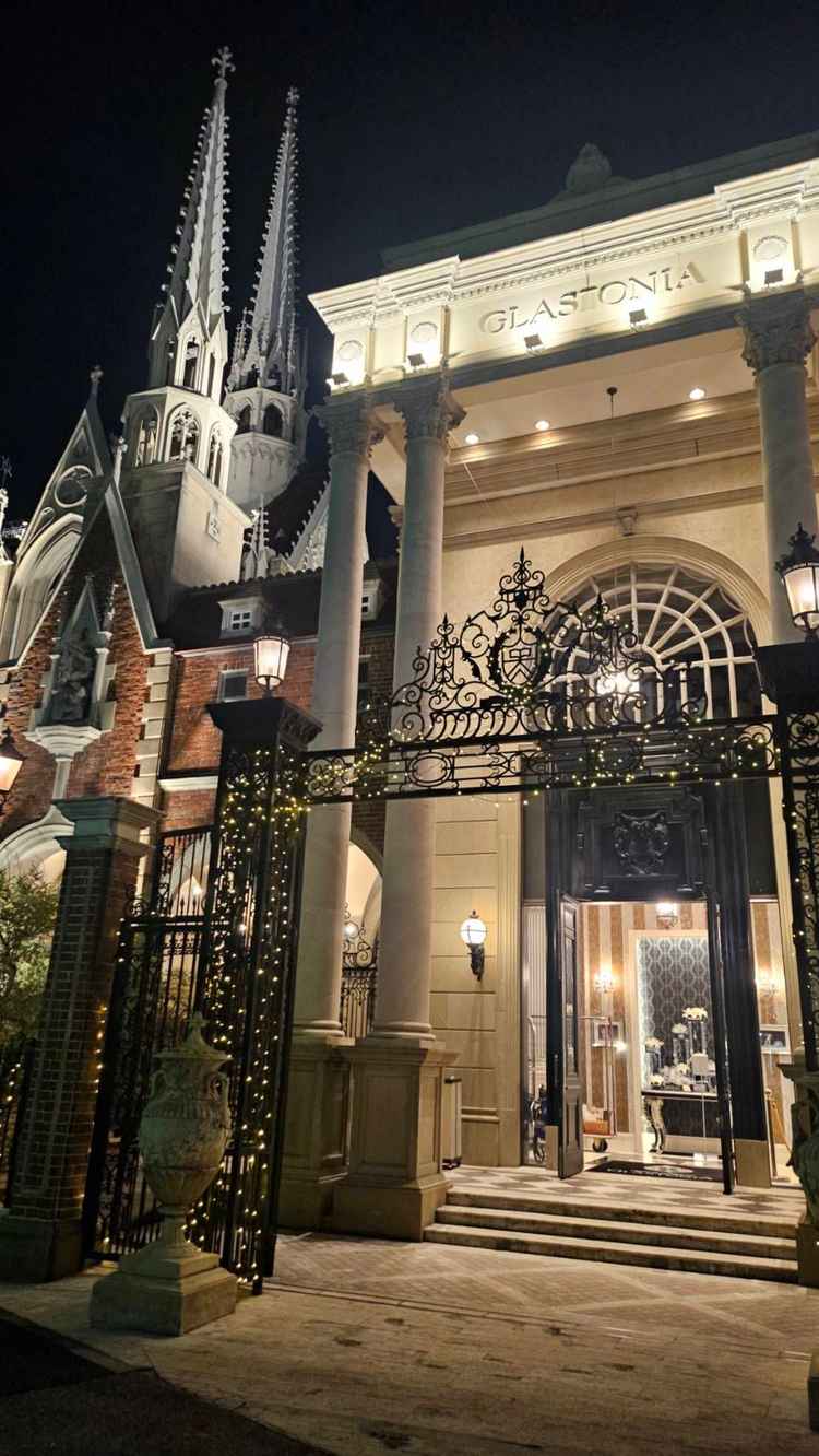 ライトアップされた正面入り口。とても雰囲気があります。