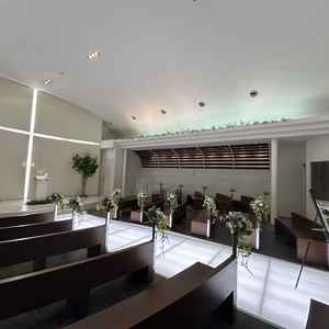 チャペルの写真。シアター型で、端に座ってもメインのステージが近く感じました。音の反響も良かったです。