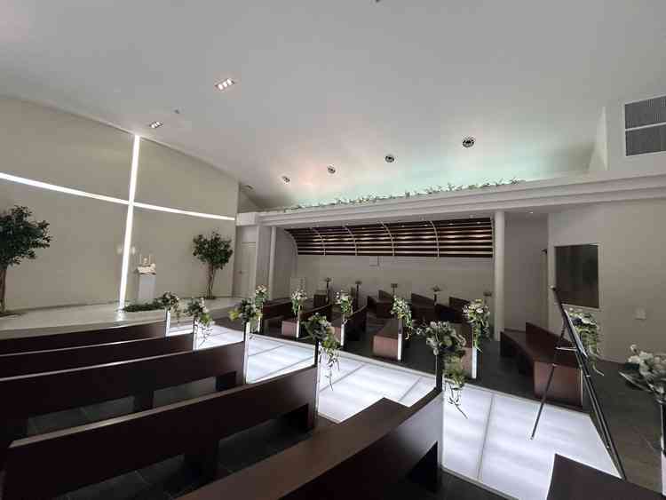 チャペルの写真。シアター型で、端に座ってもメインのステージが近く感じました。音の反響も良かったです。