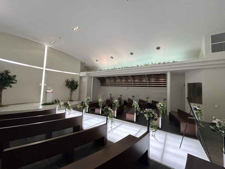 チャペルの写真。シアター型で、端に座ってもメインのステージが近く感じました。音の反響も良かったです。