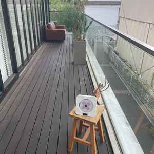 打ち合わせ部屋の出入り口付近からも海を感じることができます。