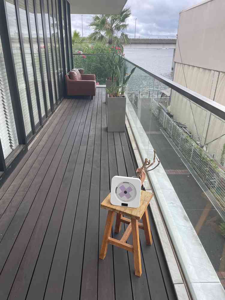 打ち合わせ部屋の出入り口付近からも海を感じることができます。