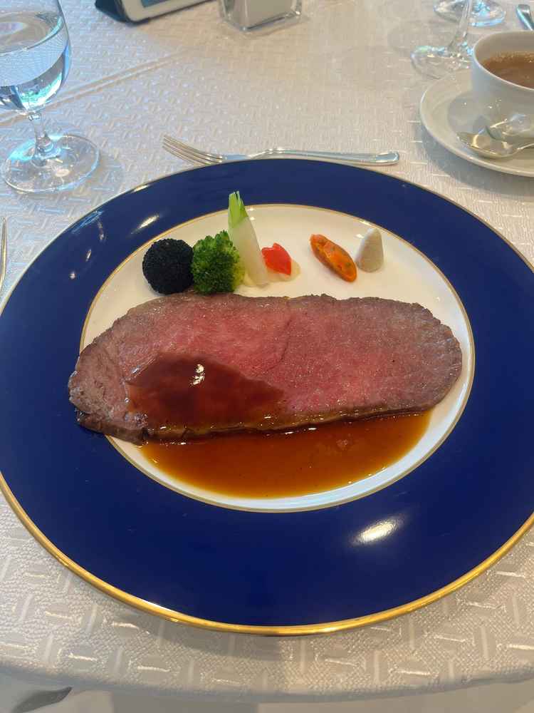 伝統のローストビーフを頂きました。添え付けの野菜とソースが美味しかったです。