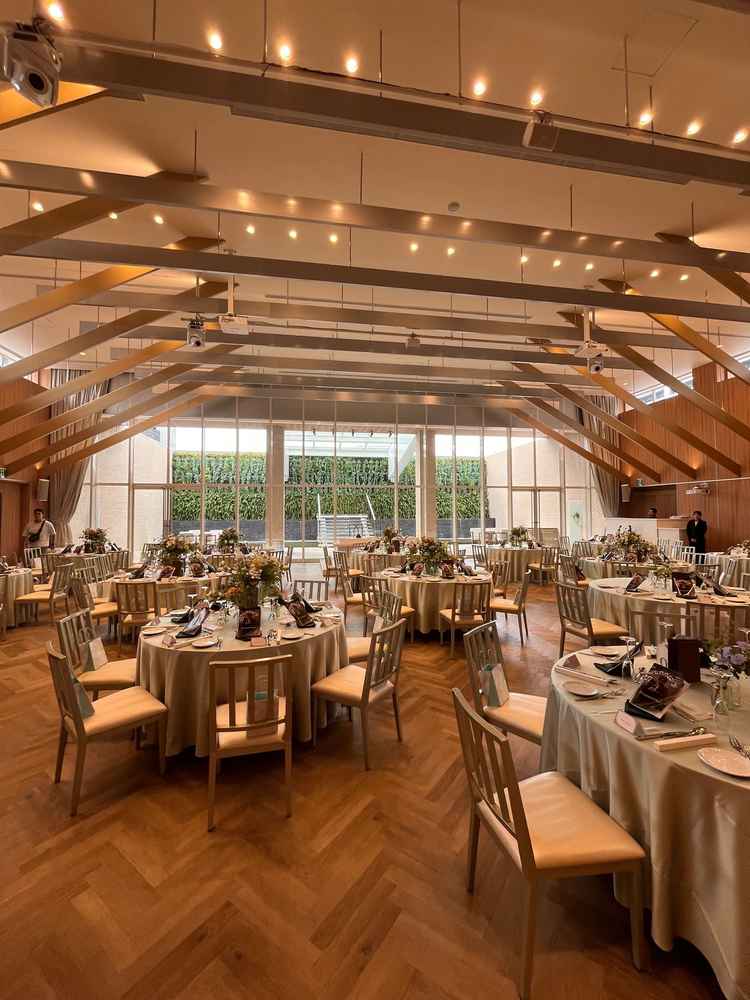 会場は木目調で天井のデザインもパッと目を引くような素晴らしい空間でした。