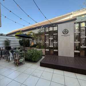 披露宴会場にはテラスがついていて開放的。ウェルカムドリンクや写真撮影などできて、良い空間でした。