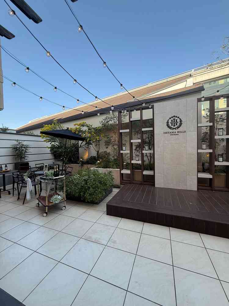 披露宴会場にはテラスがついていて開放的。ウェルカムドリンクや写真撮影などできて、良い空間でした。