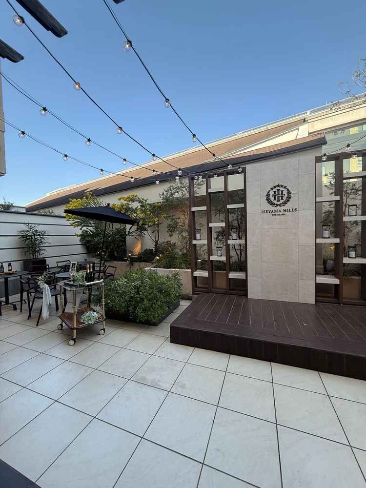 披露宴会場にはテラスがついていて開放的。ウェルカムドリンクや写真撮影などできて、良い空間でした。